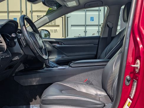 Used 2018 Toyota Camry XSE FWD image 19