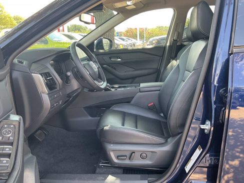 Used 2025 Nissan Rogue SV FWD image 8