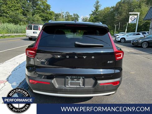 Used 2025 Volvo XC40 B5 Plus image 4