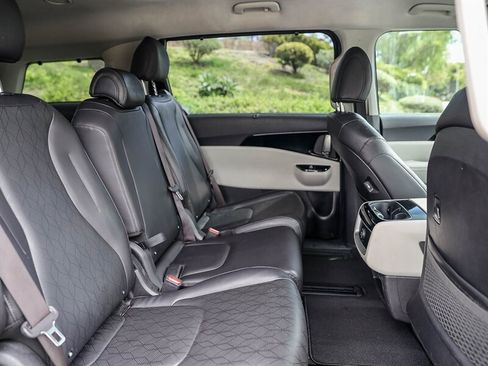 Used 2024 Kia Carnival EX FWD image 21