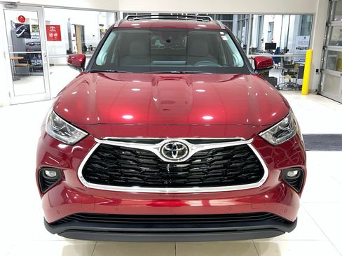 New 2026 Toyota Highlander Limited image 3