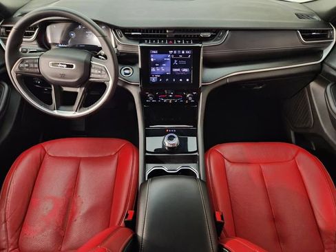 Used 2024 Jeep Grand Cherokee Altitude AWD/4WD image 4