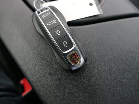 Used 2021 Porsche Taycan image 31