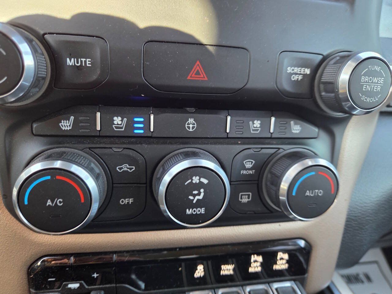 Used 2022 RAM 1500 Laramie AWD/4WD image 11