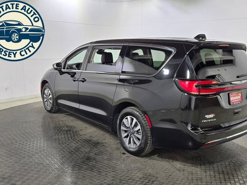 Used 2024 Chrysler Pacifica Limited FWD image 5