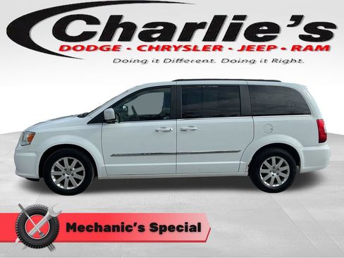 Used 2015 Chrysler Town & Country Touring FWD image 1