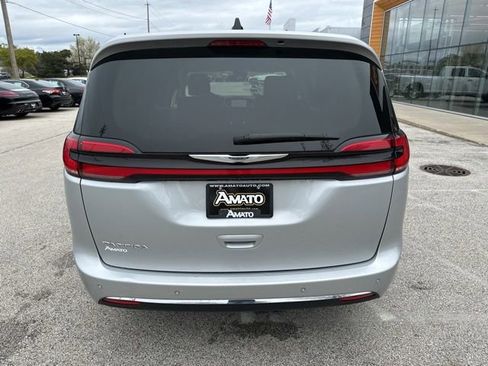 Used 2024 Chrysler Pacifica Touring-L FWD image 7