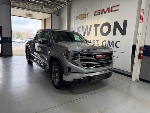 Used 2026 GMC Sierra 1500 SLT image 2