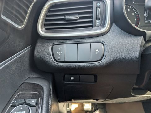 Used 2016 Kia Sorento LX w/ LX Convenience Package image 28