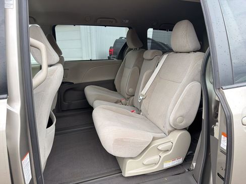 Used 2015 Toyota Sienna LE image 23