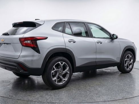Used 2025 Chevrolet Trax LT FWD image 9