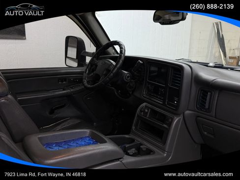 Used 2004 Chevrolet Silverado 1500 LT w/ Light Duty Power Package AWD/4WD image 10