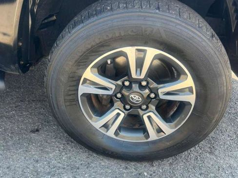 Used 2017 Toyota Tacoma TRD Off-Road image 15