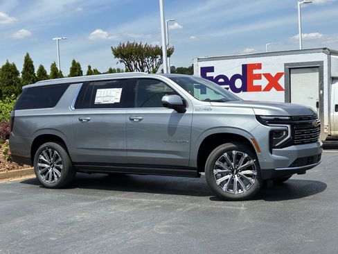 Used 2026 Chevrolet Suburban High Country RWD image 3
