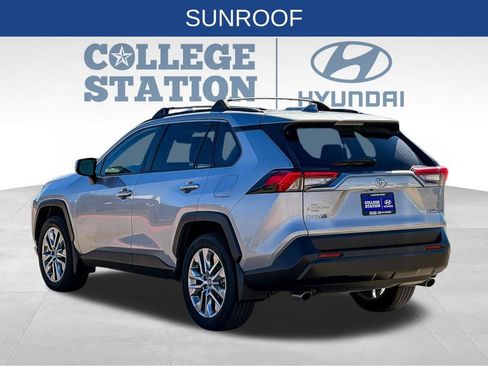 Used 2020 Toyota RAV4 XLE Premium image 8