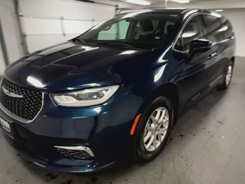 Used 2023 Chrysler Pacifica Touring-L FWD image 4