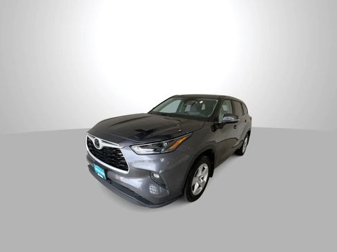 Used 2023 Toyota Highlander LE AWD/4WD image 4
