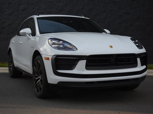 Used 2026 Porsche Macan AWD/4WD image 9