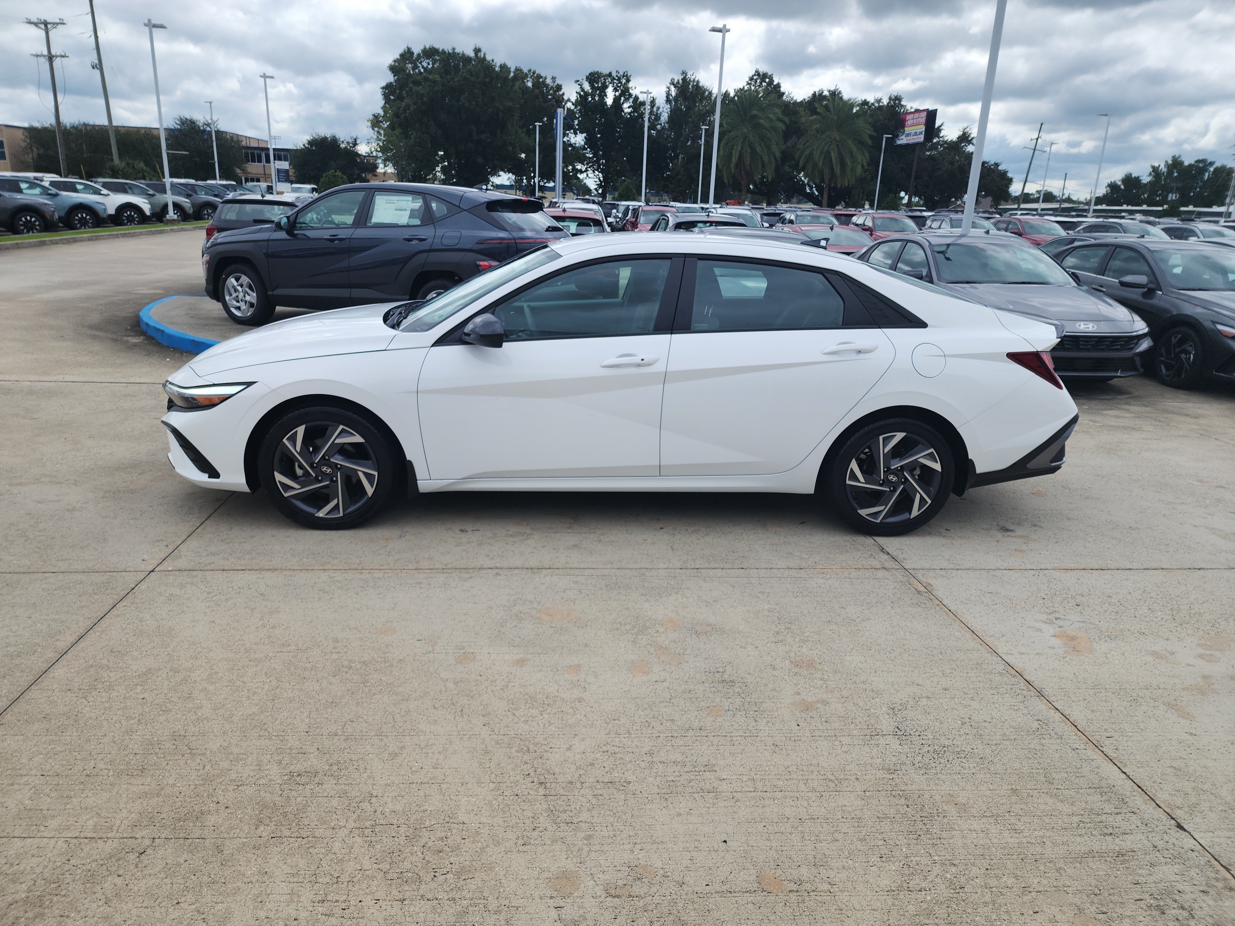 Used 2025 Hyundai Elantra Sport FWD image 4