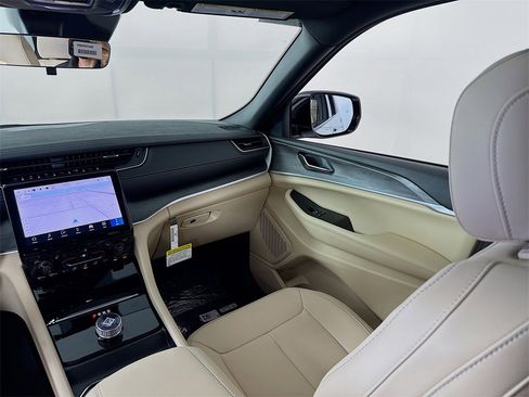 New 2025 Jeep Grand Cherokee Limited image 25