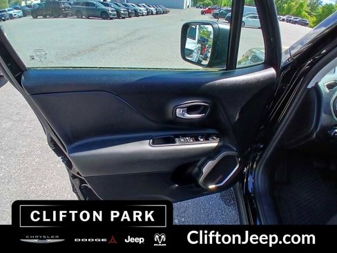 Used 2022 Jeep Renegade Latitude w/ Sun/Sound Group AWD/4WD image 9