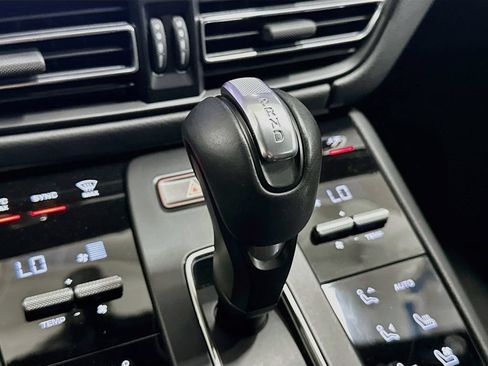 Certified 2025 Porsche Macan AWD/4WD image 18