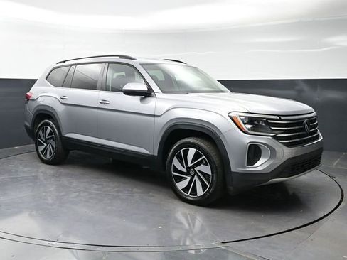 Used 2025 Volkswagen Atlas SE FWD image 3