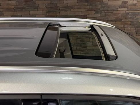 Used 2021 Toyota Highlander XLE AWD/4WD image 2