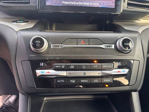 Used 2020 Ford Explorer XLT image 16