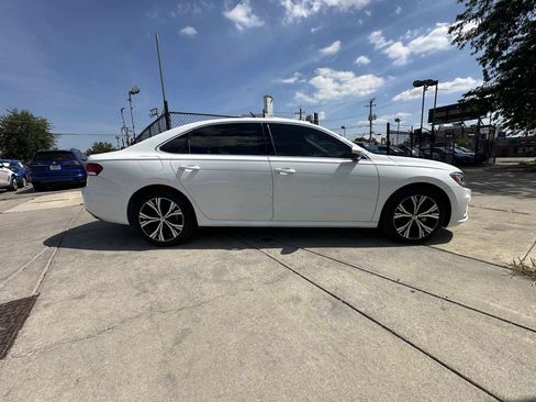Used 2021 Volkswagen Passat 2.0T SE FWD image 4