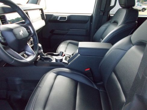 Used 2025 Ford Bronco Badlands AWD/4WD image 3