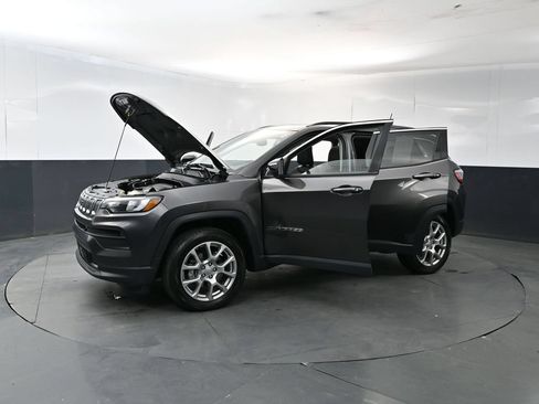 Used 2022 Jeep Compass Latitude w/ Sun and Sound Group AWD/4WD image 27