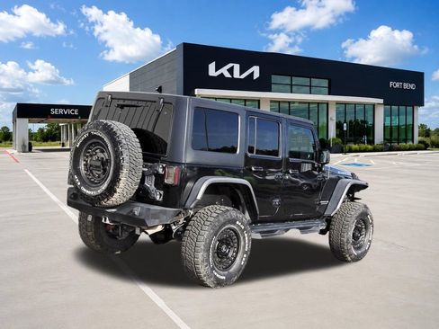 Used 2017 Jeep Wrangler Unlimited Rubicon w/ Connectivity Group AWD/4WD image 5