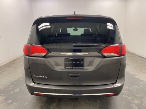 Used 2020 Chrysler Pacifica Touring-L FWD image 5