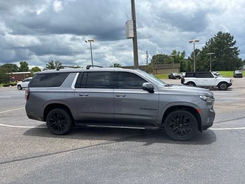 Used 2022 Chevrolet Suburban LT w/ Luxury Package RWD image 2