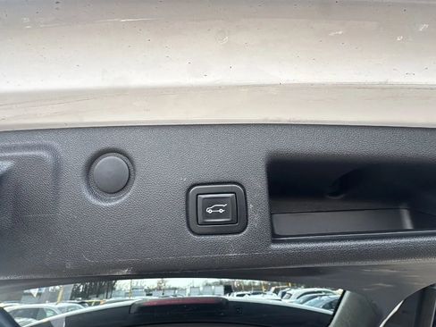 Used 2020 Chevrolet Equinox LT image 16