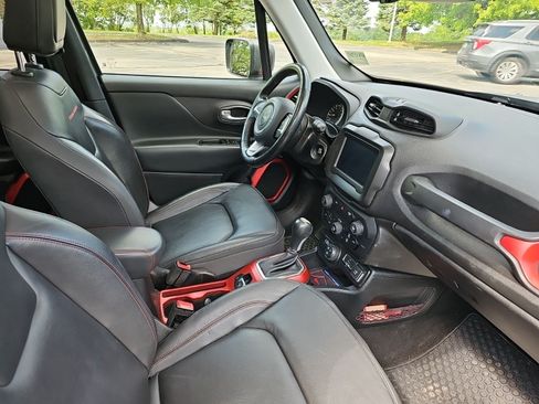 Used 2019 Jeep Renegade Trailhawk AWD/4WD image 12