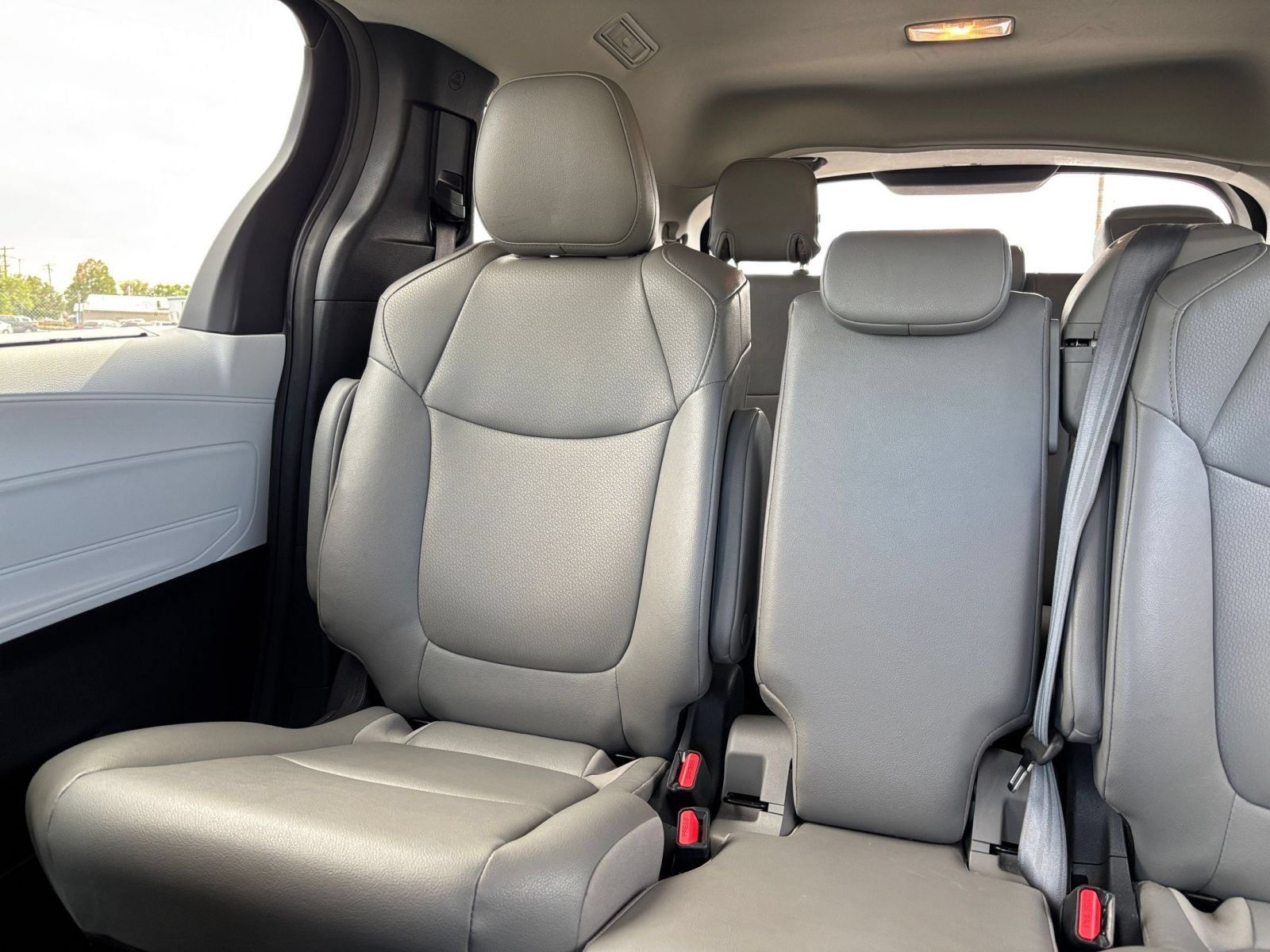 Used 2025 Toyota Sienna XLE FWD image 41