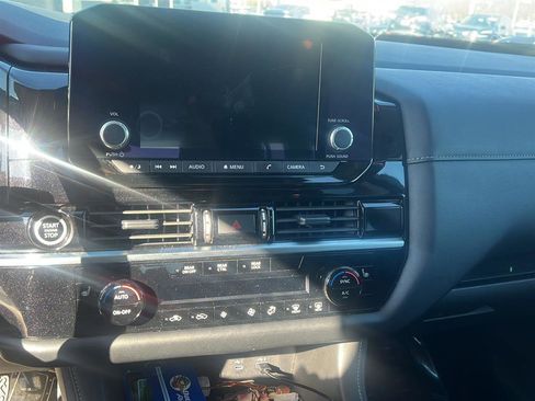 Used 2024 Nissan Pathfinder SV image 10