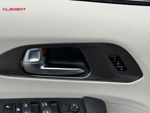 Used 2024 Chrysler Pacifica Touring-L FWD image 21
