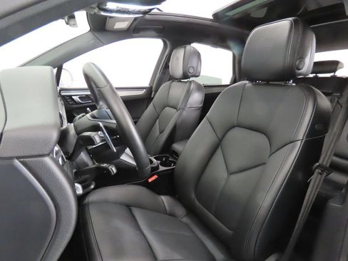 Certified 2026 Porsche Macan AWD/4WD image 5