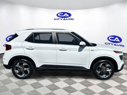 Used 2025 Hyundai Venue SEL FWD image 2