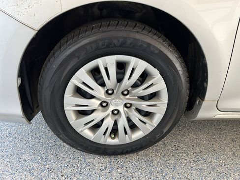Used 2014 Toyota Camry LE image 29