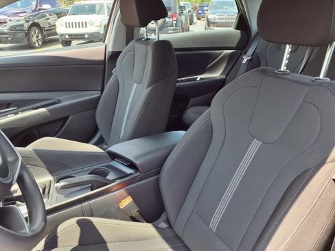 Used 2025 Hyundai Elantra SE image 13