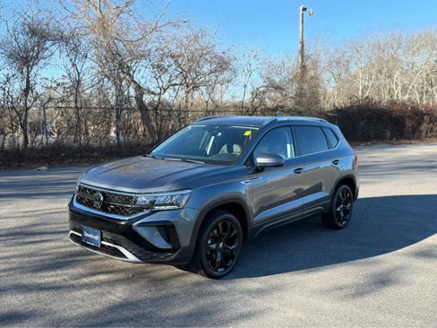 Certified 2024 Volkswagen Taos SE image 3