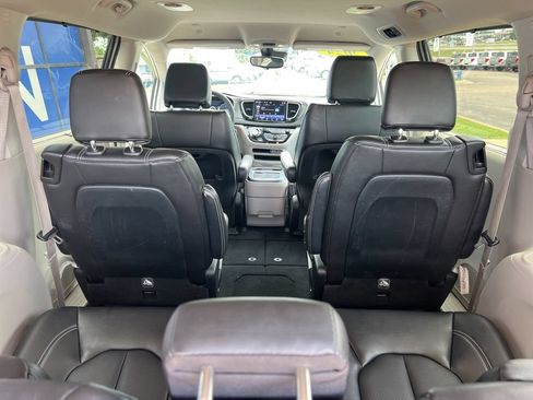 Used 2024 Chrysler Pacifica Touring-L FWD image 16