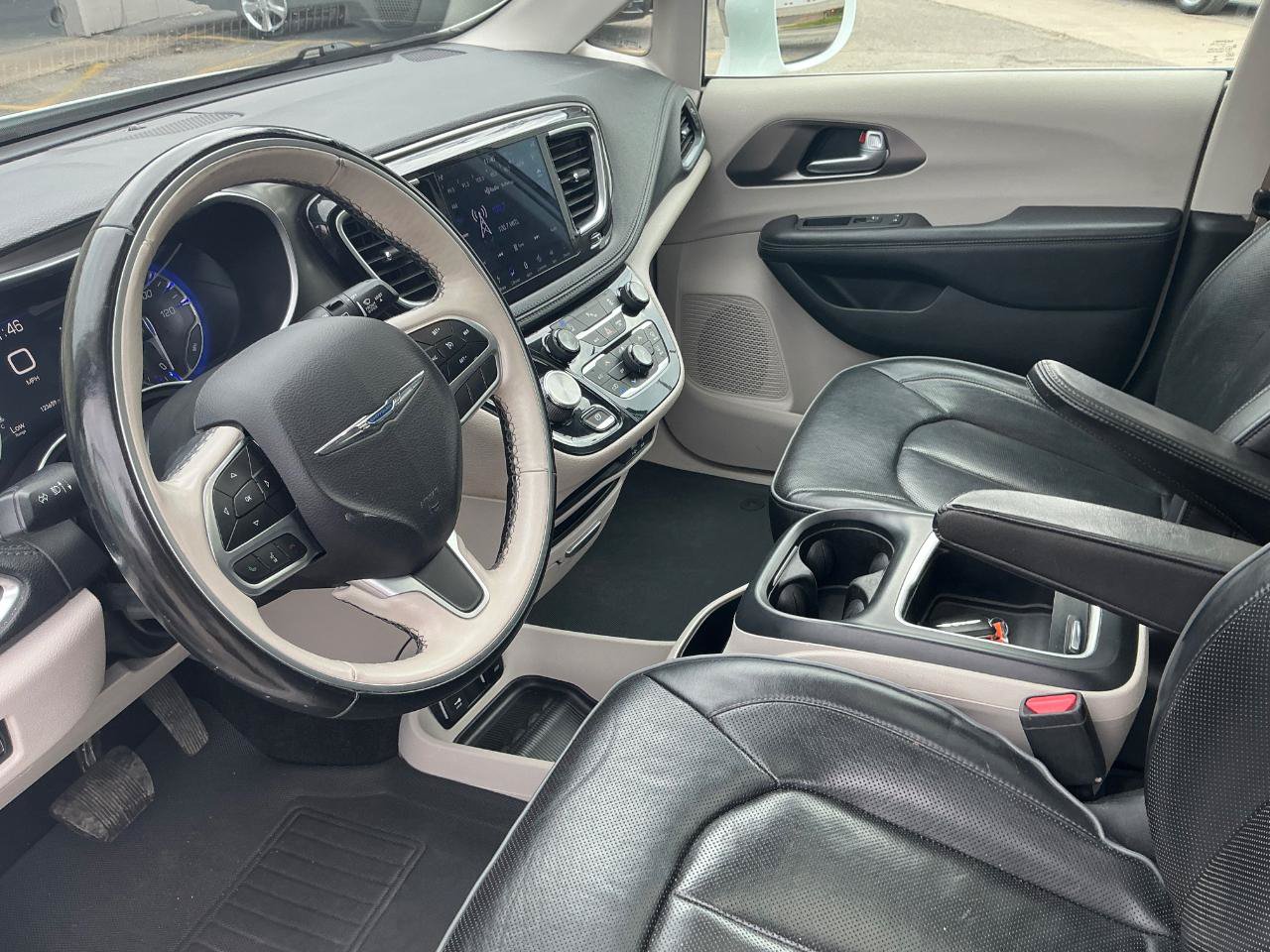 Used 2018 Chrysler Pacifica Limited FWD image 17