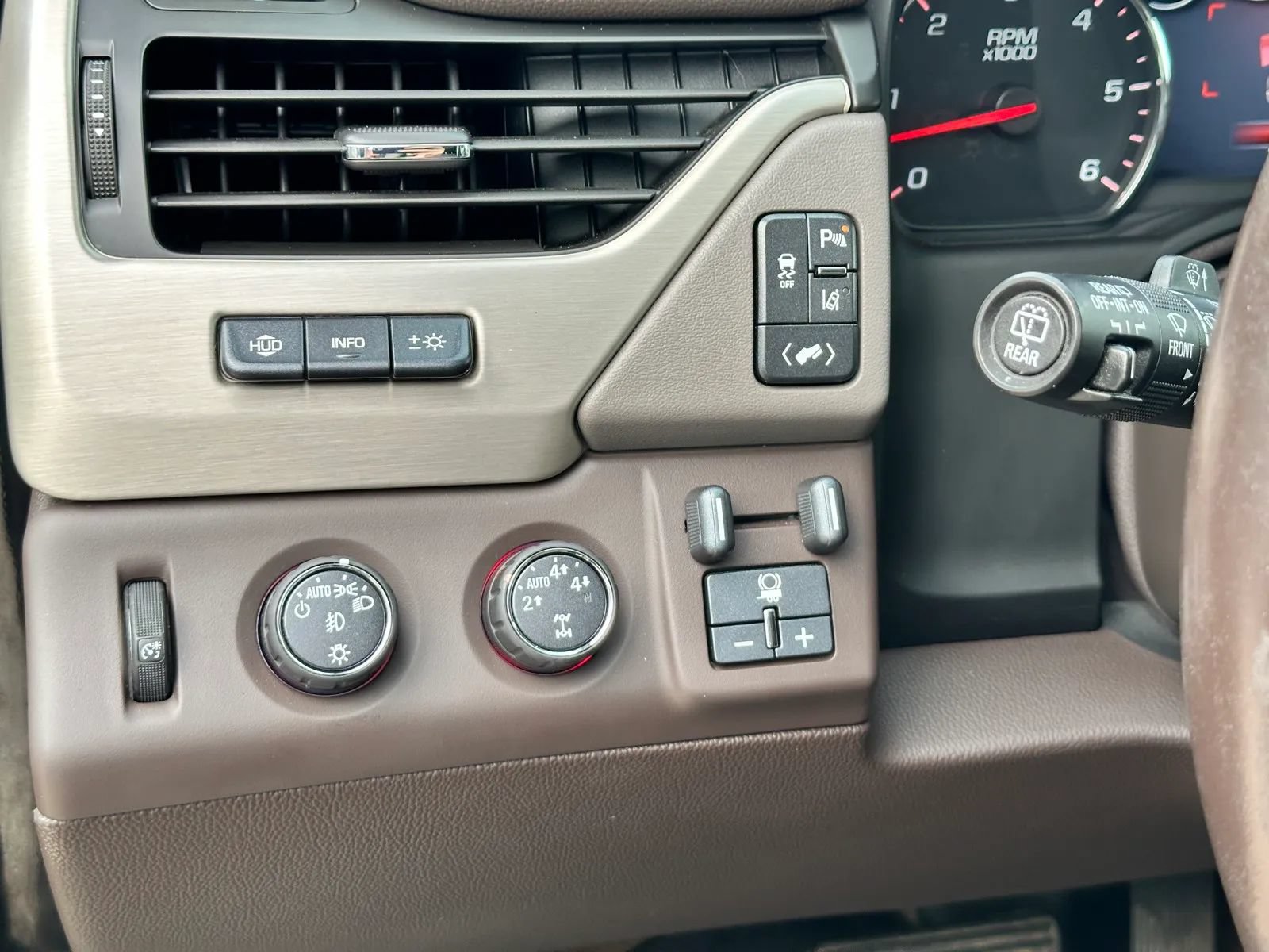 Used 2015 GMC Yukon Denali w/ Touring Package AWD/4WD image 11