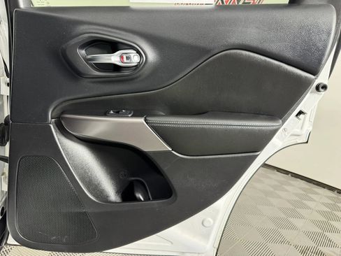 Used 2019 Jeep Cherokee Latitude w/ Cold Weather Group AWD/4WD image 39