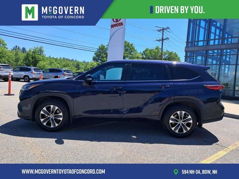 Used 2023 Toyota Highlander XLE AWD/4WD image 2